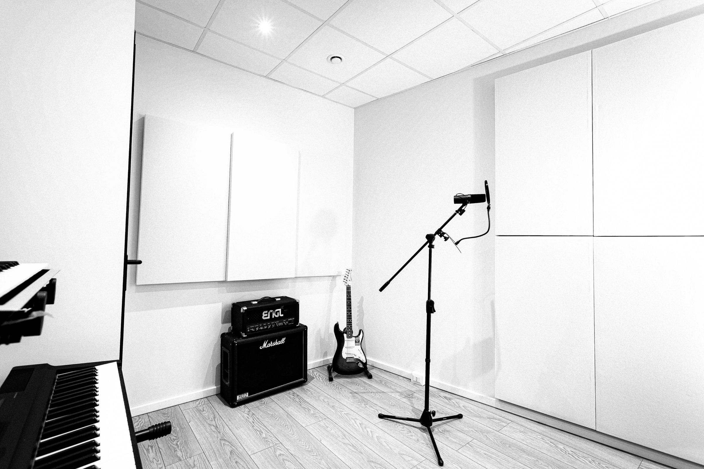 L'angolo di ripresa di Cymbaline Studio con microfono, amplificatore e chitarra
