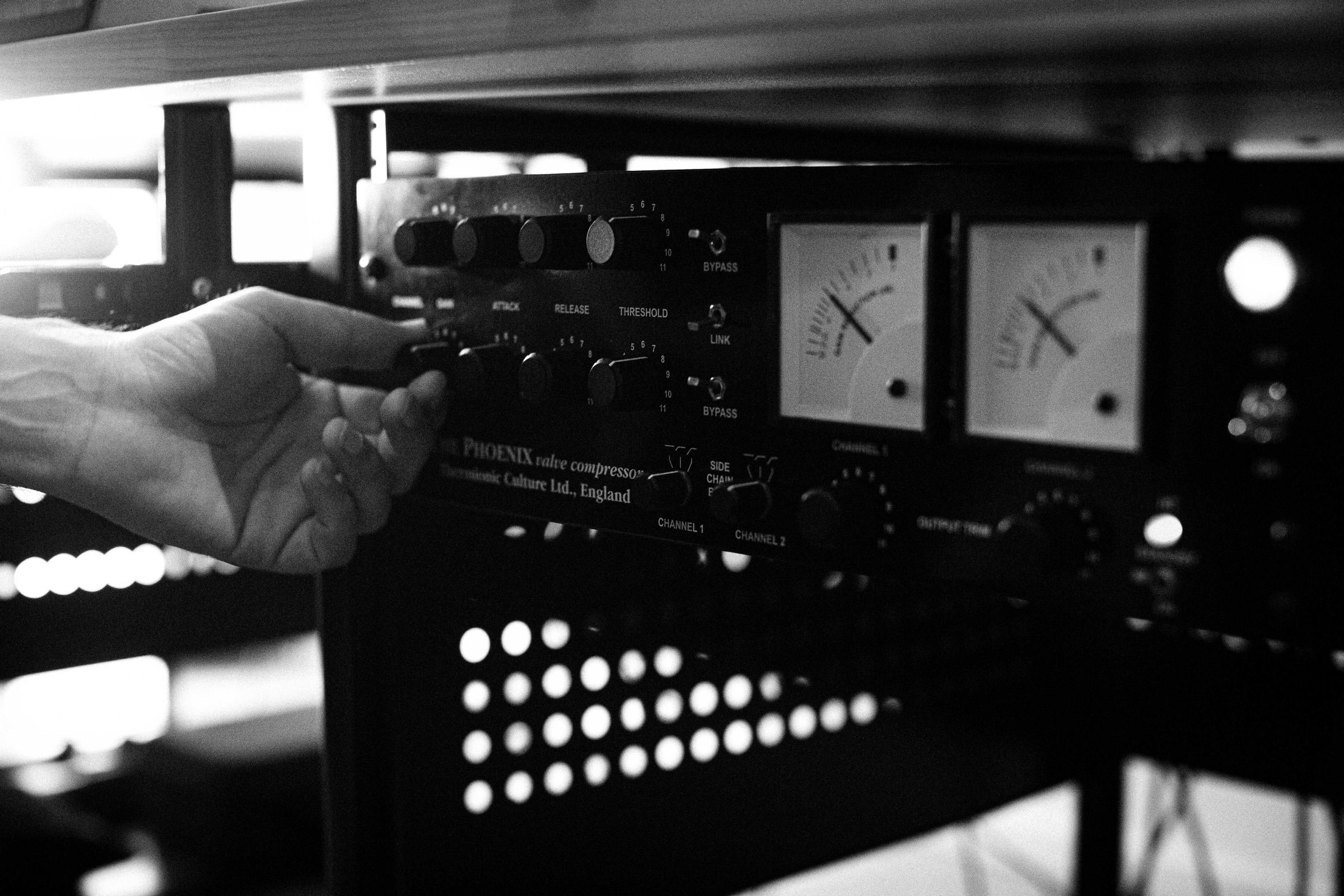 Una mano regola il compressore a valvole Thermionic Culture The Phoenix nella regia di Cymbaline Studio