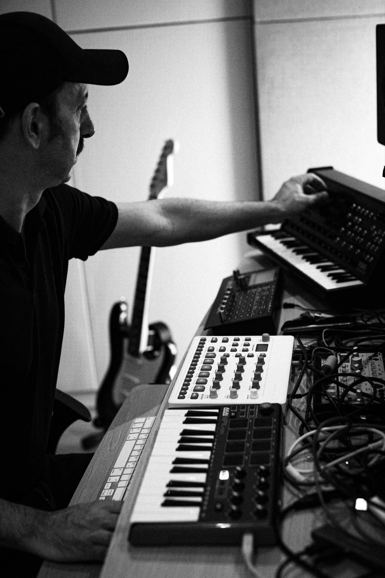 Luca Raitano lavora a un arrangiamento tra synth e chitarre