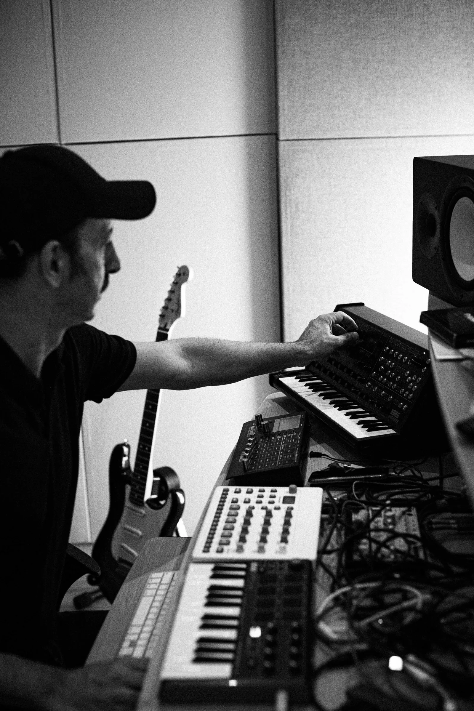 Luca Raitano suona un synth nella regia di Cymbaline Studio