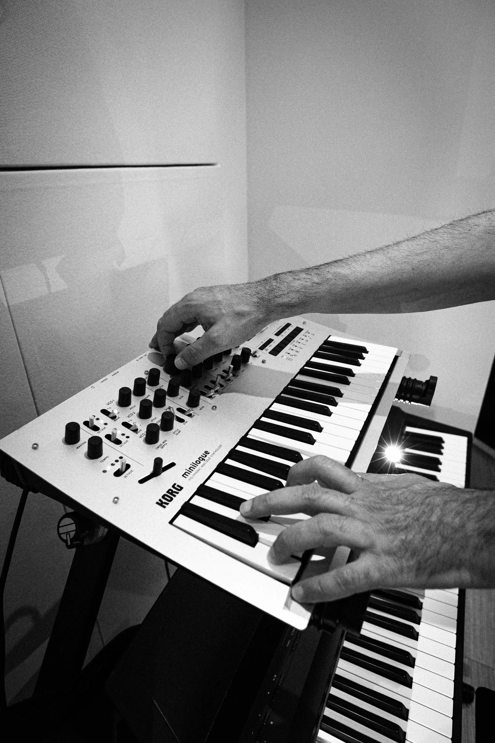 Mani al lavoro su un Korg minilogue