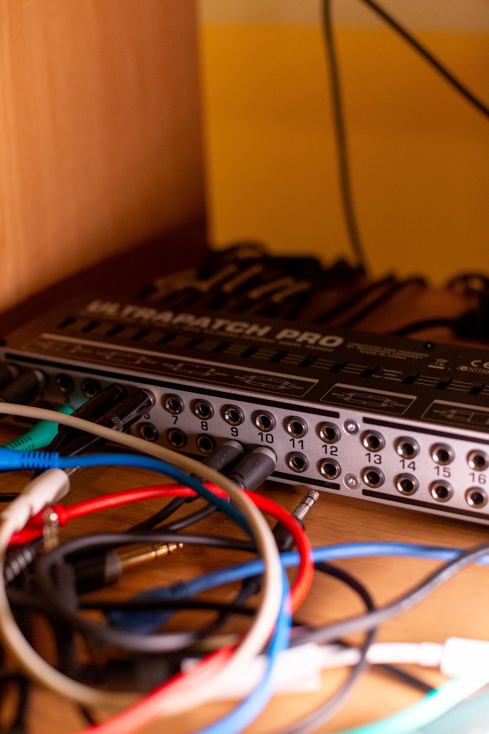 Cavi colorati collegati alla patchbay dello studio