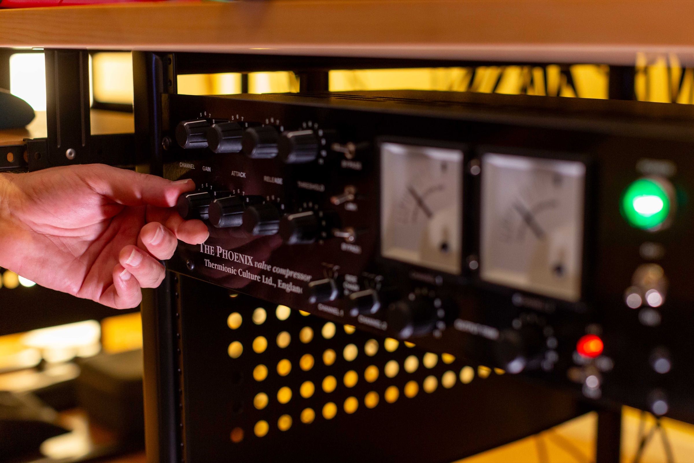Una mano regola il compressore a valvole Thermionic Culture The Phoenix