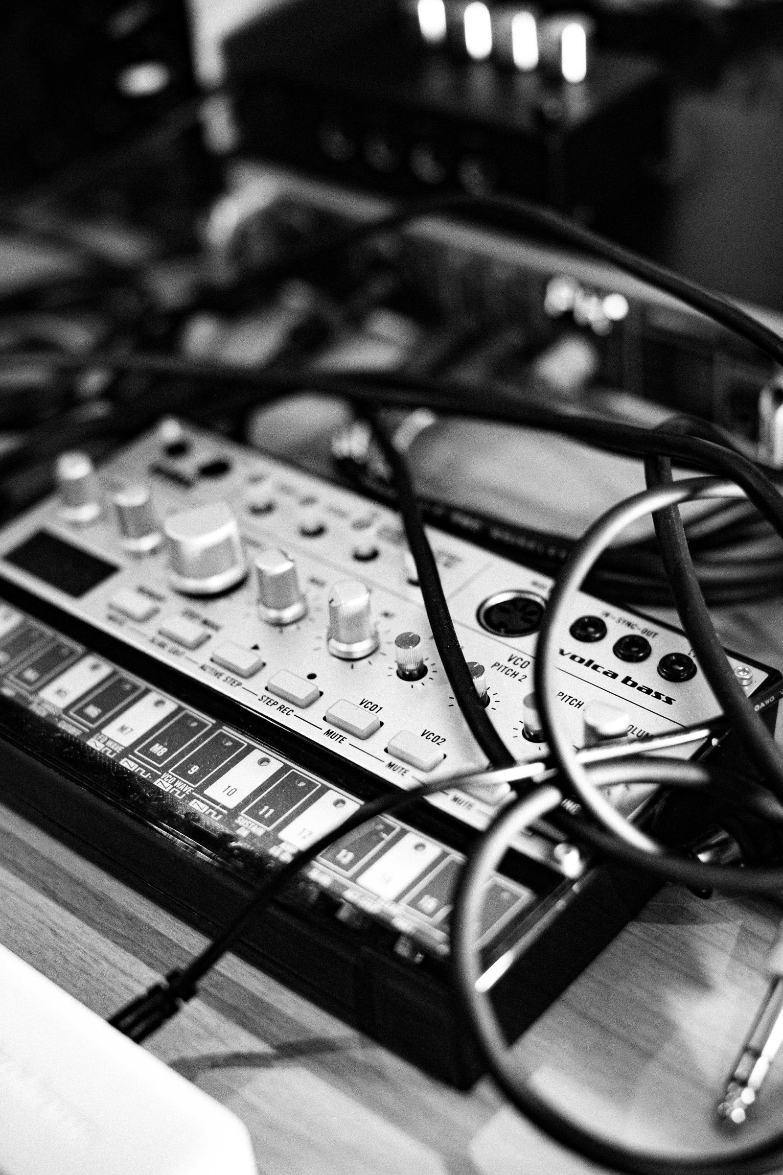 Un synth Korg Volca collegato con cavi patch sul banco di regia